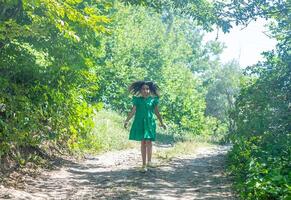 jolie Jeune fille dans le la nature photo