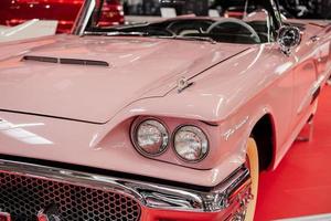 sinsheim, allemagne - 16 octobre 2018 musée technik. de l'avant de la voiture cabriolet de couleur rose. automobile de belle collection photo