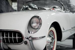 sinsheim, allemagne - 16 octobre 2018 musée technik. conception de cabriolet. bonne condition. automobile rétro blanche. phares avant et roue photo