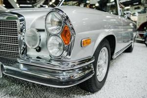 sinsheim, allemagne - 16 octobre 2018 musée technik. voiture rétro couleur argent. exposition automobile. garé à l'intérieur photo