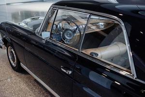 stuttgart, allemagne - 16 octobre 2018 musée mercedes. peut voir l'intérieur de la voiture. une partie de l'automobile bleue classique garée à l'intérieur photo