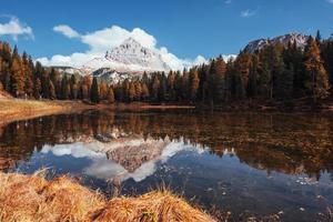 chaussée près de lieu majestueux. magnifiques montagnes dans les nuages. grand paysage. bois près du lac photo