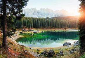 fond exceptionnel. paysage d'automne avec lac clair, forêt de sapins et montagnes majestueuses photo