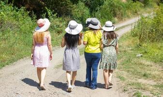 Jeune les femmes dans le la nature dans été journée photo