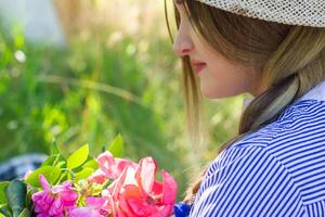 jolie Jeune femme dans le nature, été paysage photo