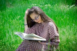 femme dans le parc, Jeune femme dans le jardin photo