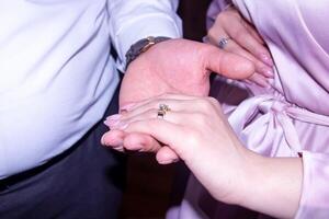 mains de le jeune marié et mariée, la mariée et jeune marié en portant mains photo