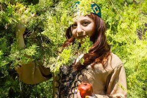arménien Jeune femme dans traditionnel vêtements dans le la nature dans été photo