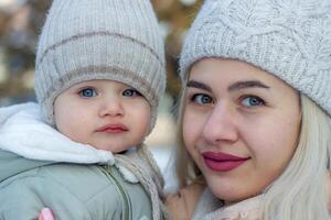 mère et bébé garçon dans hiver, parent et enfant dans hiver photo