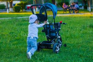 petit garçon en jouant dans le parc photo