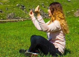 Jeune femme Faire yoga sur le herbe, Jeune femme dans une champ photo