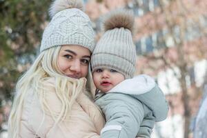 mère et bébé garçon dans hiver, parent et enfant dans hiver photo