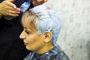 la personne dans le spa salon, femme dans beauté salon photo