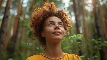 ai généré une femme pratiquant pleine conscience tandis que en marchant par une forêt photo