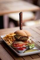 Hamburger avec français frites sur une en bois tableau. sélectif se concentrer. photo