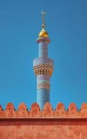 ai généré le élaborer motifs sur une minaret la tour Capturer attention contre le serein bleu ciel photo