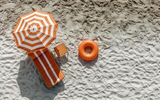 ai généré transat et parapluie sur une sans faille plage pour une bord de mer va-t-en photo