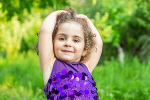 portrait de une peu enfant, portrait de une peu fille, portrait de une enfant photo