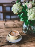 café tasse et fleur vase sur en bois tableau, Stock photo