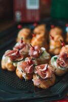 délicieux canapés avec crème fromage et prosciutto. photo