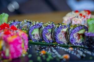 Sushi Rouleaux sur une assiette dans une Japonais restaurant. sélectif se concentrer. photo