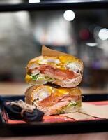 des sandwichs avec jambon et des légumes sur une assiette dans une restaurant photo