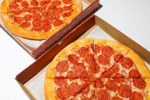 pepperoni Pizza dans une boîte sur une blanc arrière-plan, fermer photo