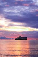 croisière navire dans le mer à le coucher du soleil. magnifique coloré ciel. photo