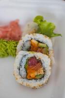 Sushi rouleau Japonais nourriture style - sélectif concentrer point photo