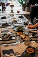 restaurant table avec coutellerie, assiettes et du vin des lunettes photo