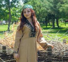 arménien Jeune femme dans traditionnel vêtements dans le la nature dans été photo