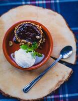 Chocolat la glace crème avec Chocolat sirop et noix dans une bol photo