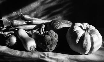 ai généré encore la vie des légumes sur une noir arrière-plan, noir et blanc photo. photo