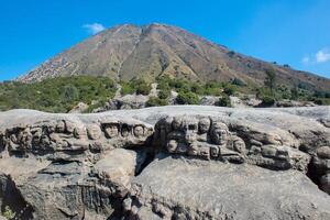 vue de batok volcan avec le mystère visage sculpté dans Roche dans bromo tengger semeru nationale parc, est Java, Indonésie. photo