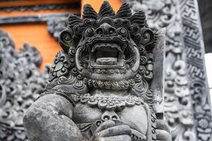 le traditionnel balinais pierre statue décoré dans pura Taman ayun le Royal temple de mengwi Empire dans badung régence, Bali, Indonésie. photo