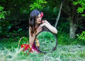 jolie Jeune fille dans le nature, fille dans le parc photo