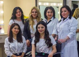 groupe de les femmes dans beauté salon photo