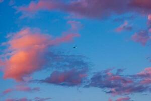 des nuages dans le ciel, coloré des nuages dans le ciel photo