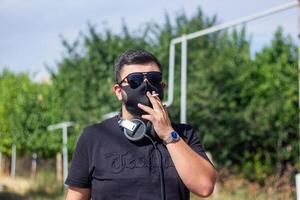 le Jeune homme fumeur cigarette photo