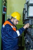 industriel ouvrier à le travail dans usine photo