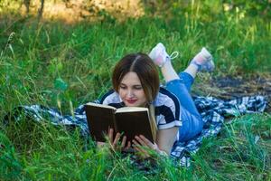 jolie Jeune femme dans le nature, été paysage photo