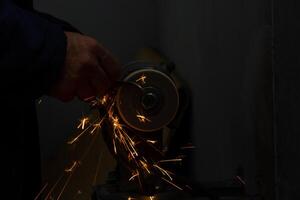 des étincelles de une métal dans le usine photo