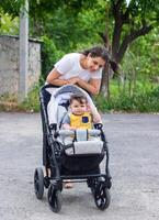 mère et bébé garçon dans le jardin photo