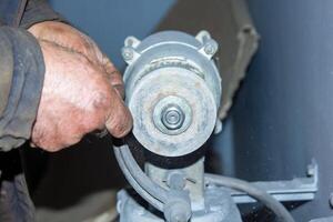 homme travail dans vieux usine photo