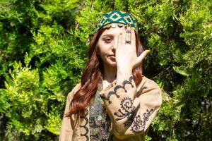 arménien Jeune femme dans traditionnel vêtements dans le la nature dans été photo