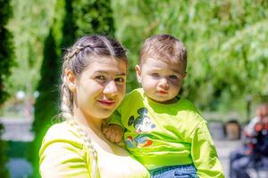 parent et enfant dans le parc, mère et bébé garçon dans le parc photo