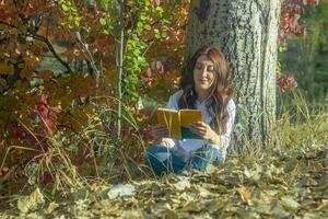 Jeune femme dans le jardin dans l'automne photo