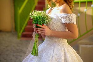 femme dans mariage robe en portant bouquet de fleurs photo