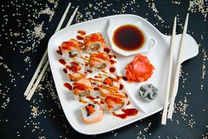 blanc assiette avec Sushi et baguettes photo