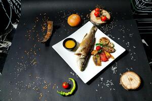 fraîchement préparé blanc assiette avec poisson et des légumes photo